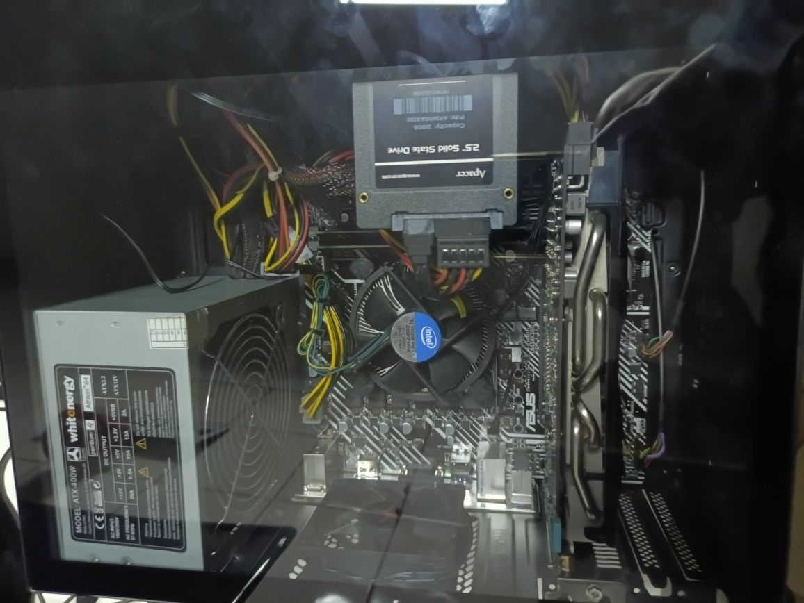 Intel i3 10100f 16gb ram, ssd250 GB graf. + Monitor