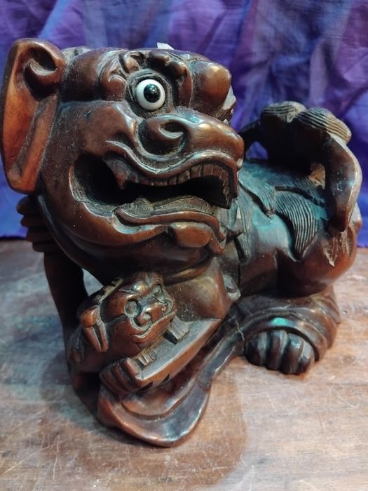 Obra  cão de foo em madeira com olhos de vidro