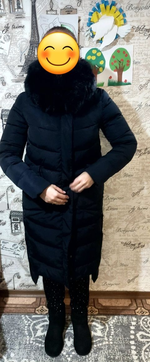 Теплая зимняя курточка с глубоким капюшоном