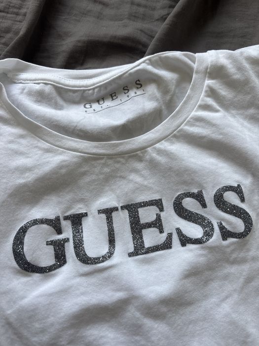 Tshirt bluzka z krótkim rękawem z napisem Guess
