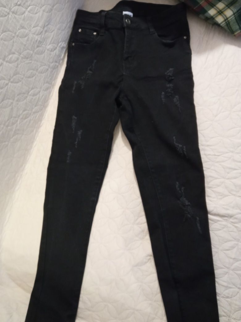 Czarne jeansy stretch z przetarciami r. S