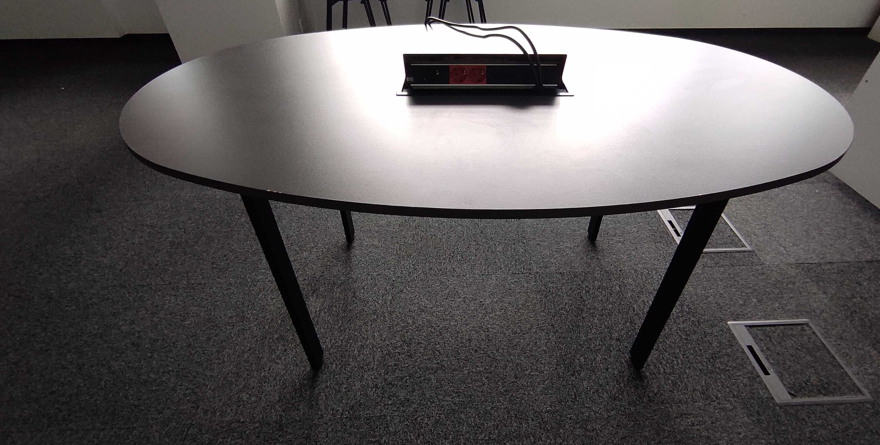 Szary stół z gniazdkami elektrycznymi