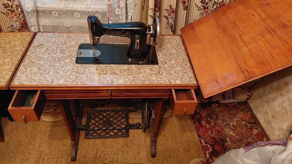 Продам швейную машинку Csepel 30 с дополнительным столом