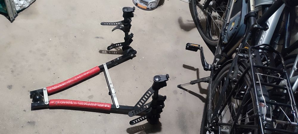 Uchwyt na trzy rowery na hak samochodu.