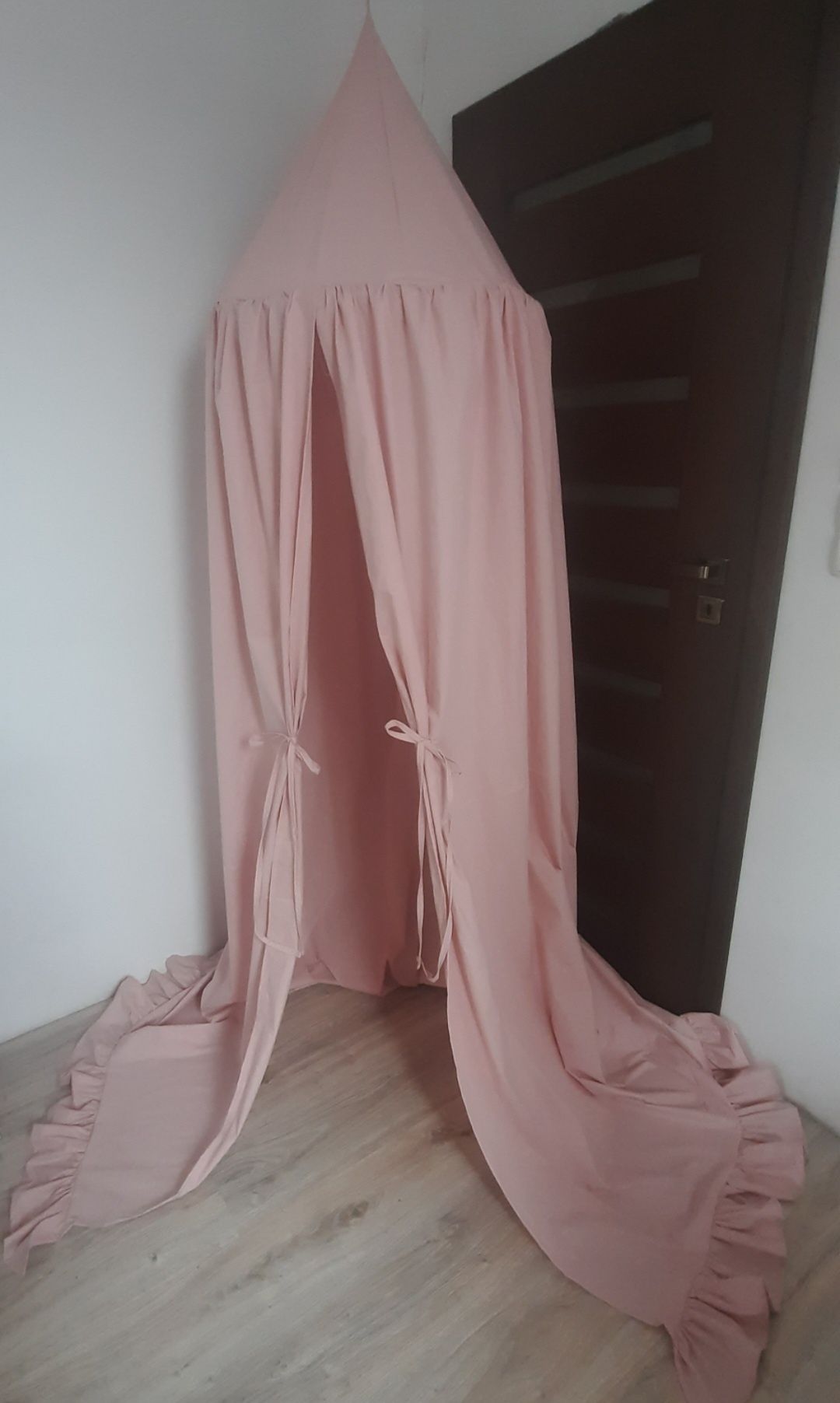 Baldachim z dolną falbanką