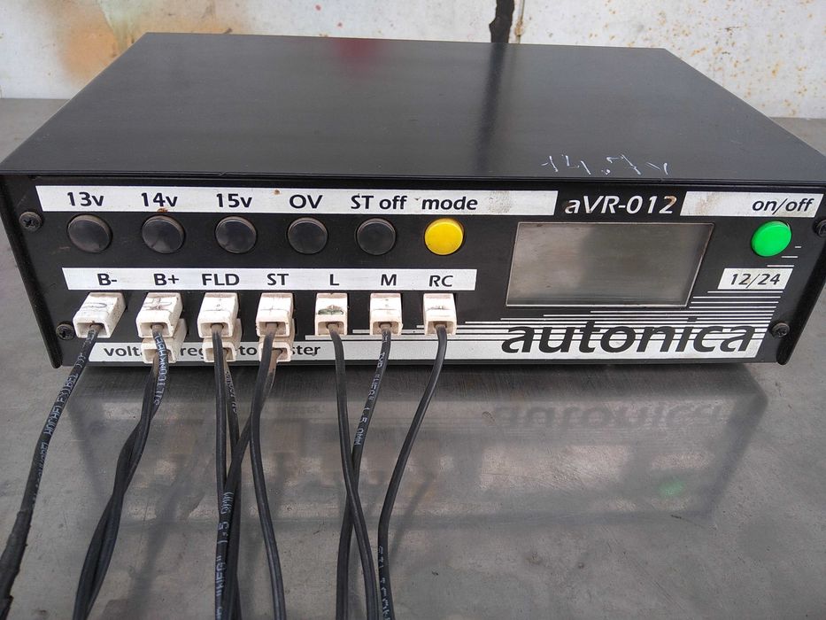 Тестер aVR-012 для проверки реле регуляторов генератора на столе.