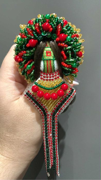 Брошка мотанка ручної роботи з бісеру