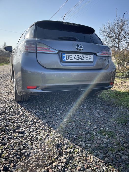 Продаю Лексус СТ200Н 2014