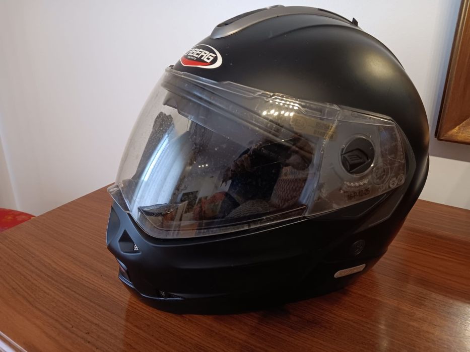 Conjunto de dois capacetes de mota