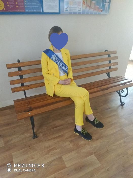 Стильный яркий брючный костюм