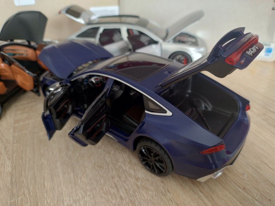 Zestaw modeli AUDI w skali 1:24 LED, owrierane el.