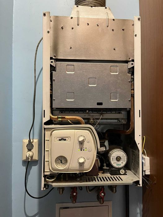Газовий Турбированный  дымоходный котел Ariston Uno 24 квт