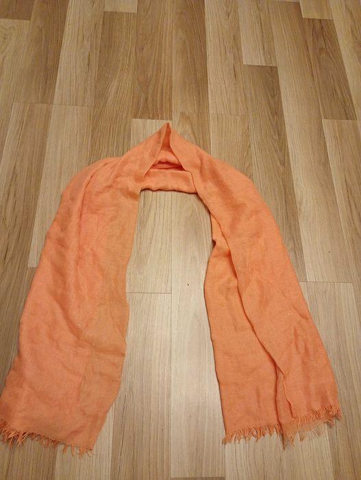 Pomarańczowy lekki szal