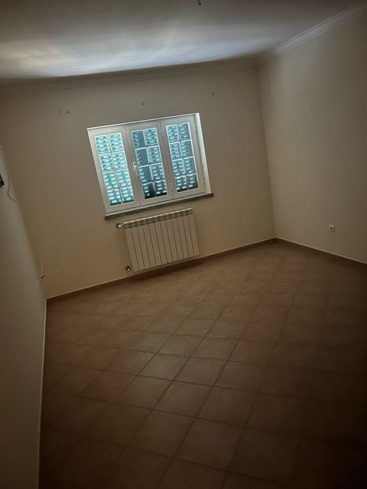 Arrenda-se moradia T4