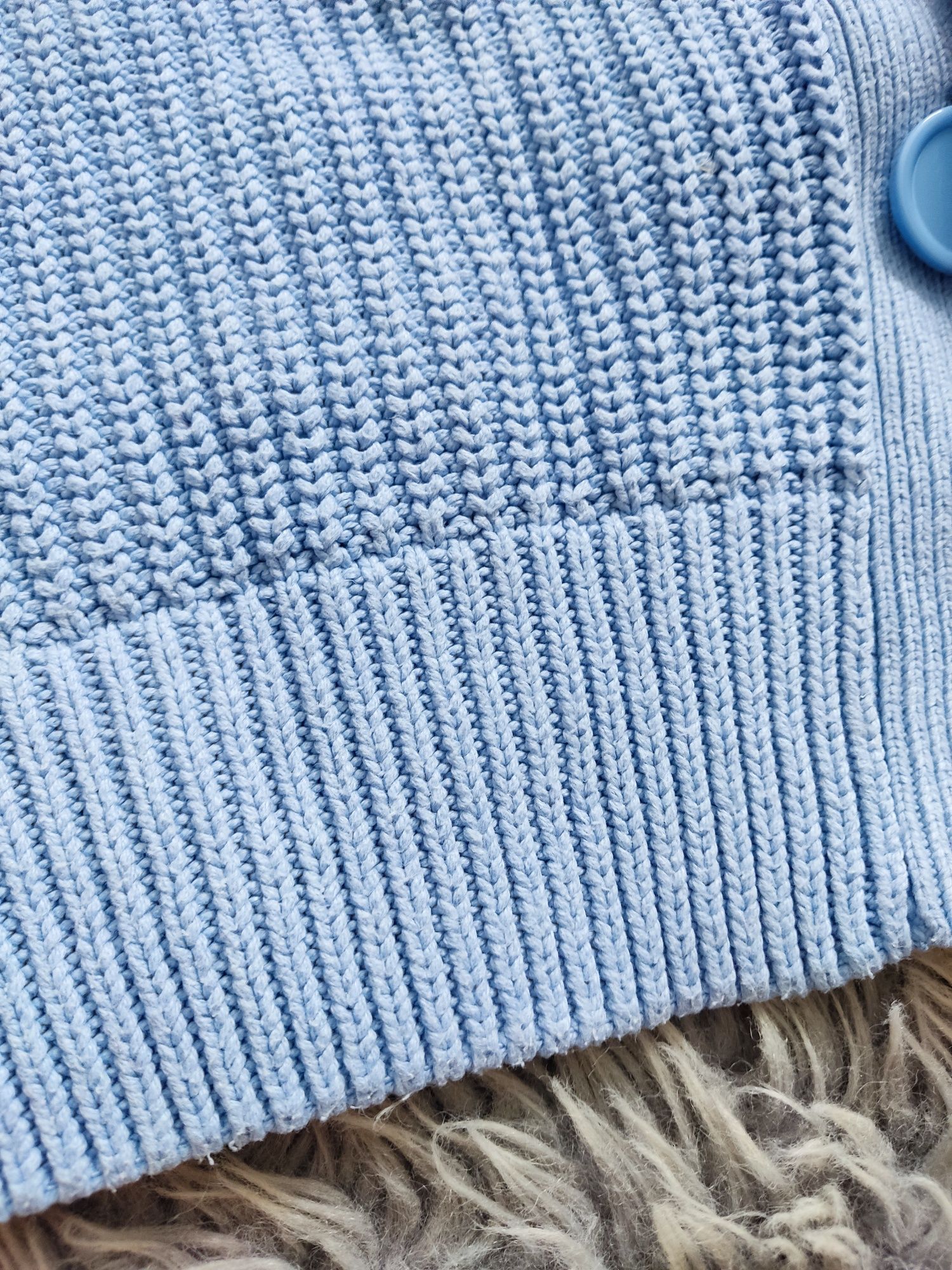 Błękitny sweter oversize zapinany na guziki bufiaste rękawy
