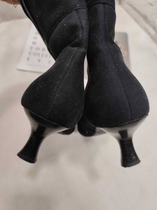 Ботинки ботильйоны черные на каблуке под замш
Essens