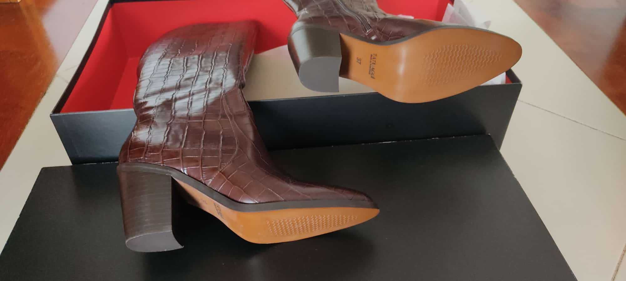 Botas de cano alto em pele com sola em couro n37. NOVAS