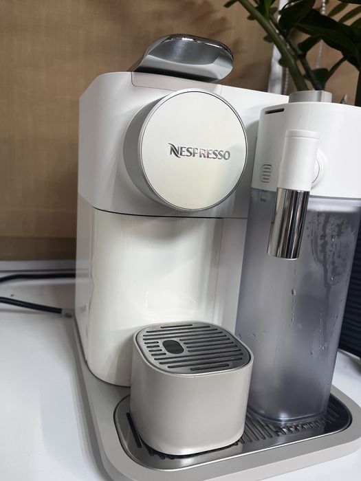 Капсульна кавомашина DeLonghi Nespresso
