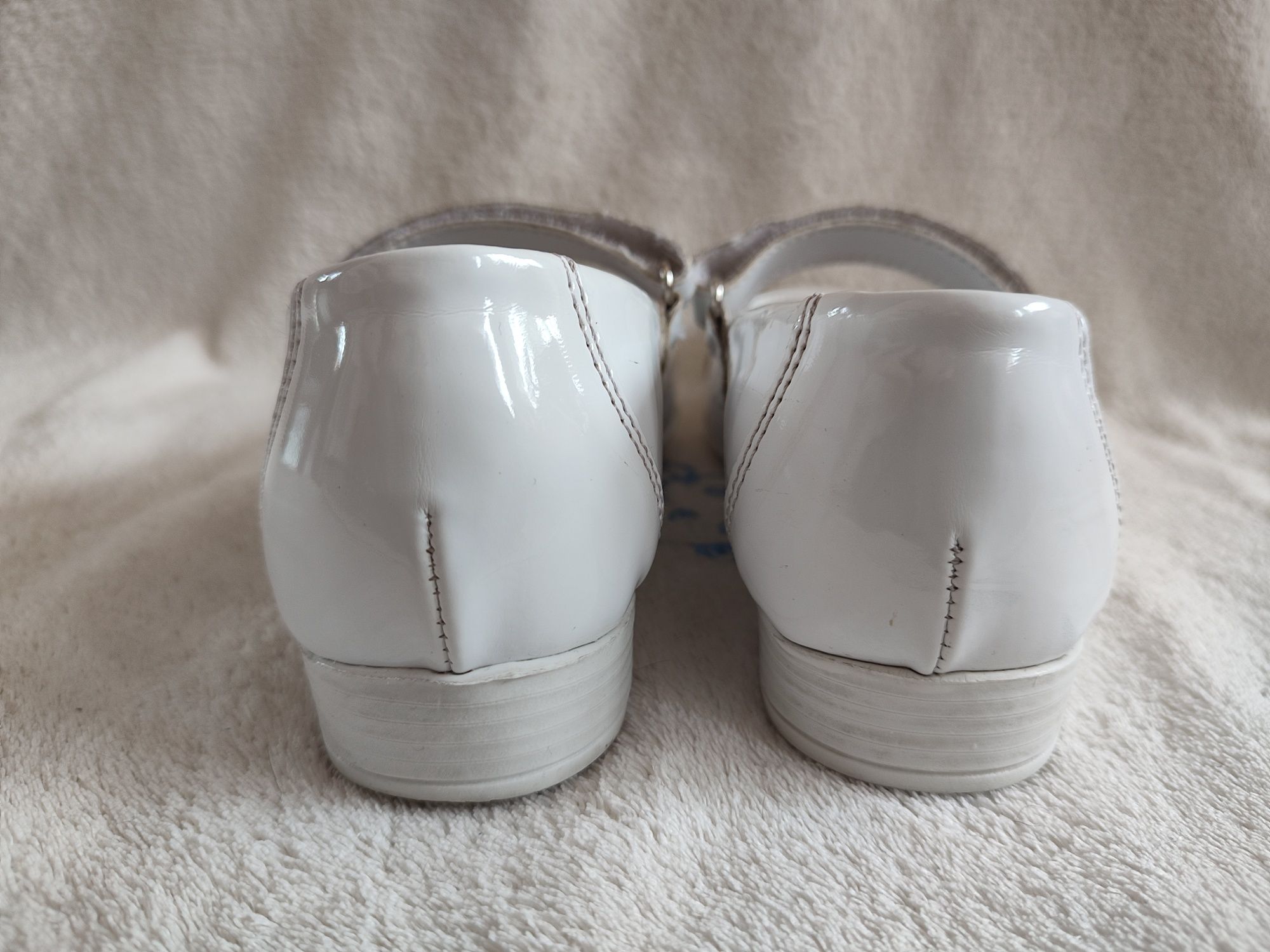 Białe eleganckie lakierowane buty do komunii świętej 32