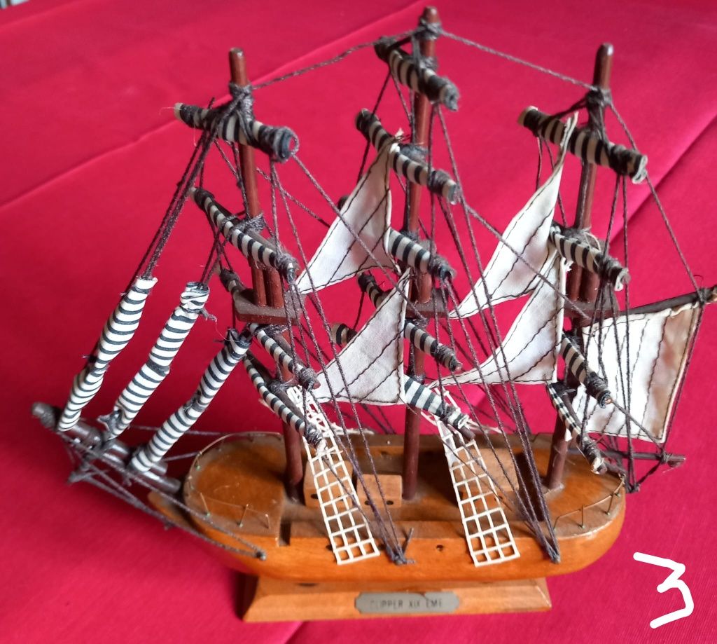 Miniaturas de barcos.