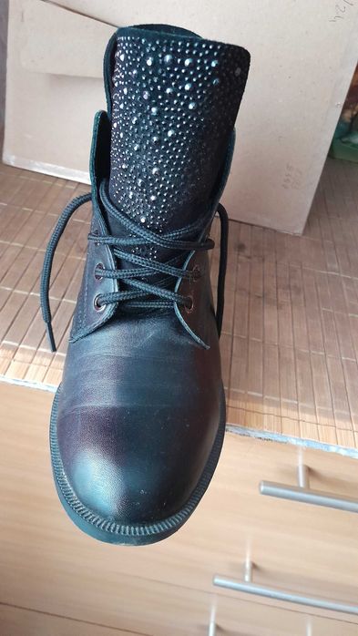 Ботинки, весна,колір чорний, дуже гарні,кожа,розмір 38