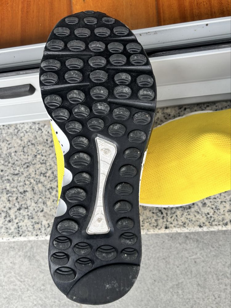 Sapatilhas Amarelas – Conforto e Estilo