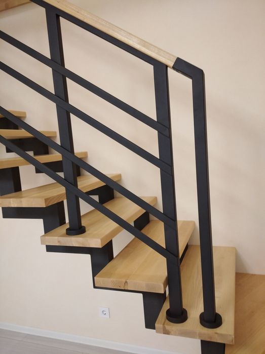 Консольні гвинтові сходи драбини металеві лестници перила ступені .