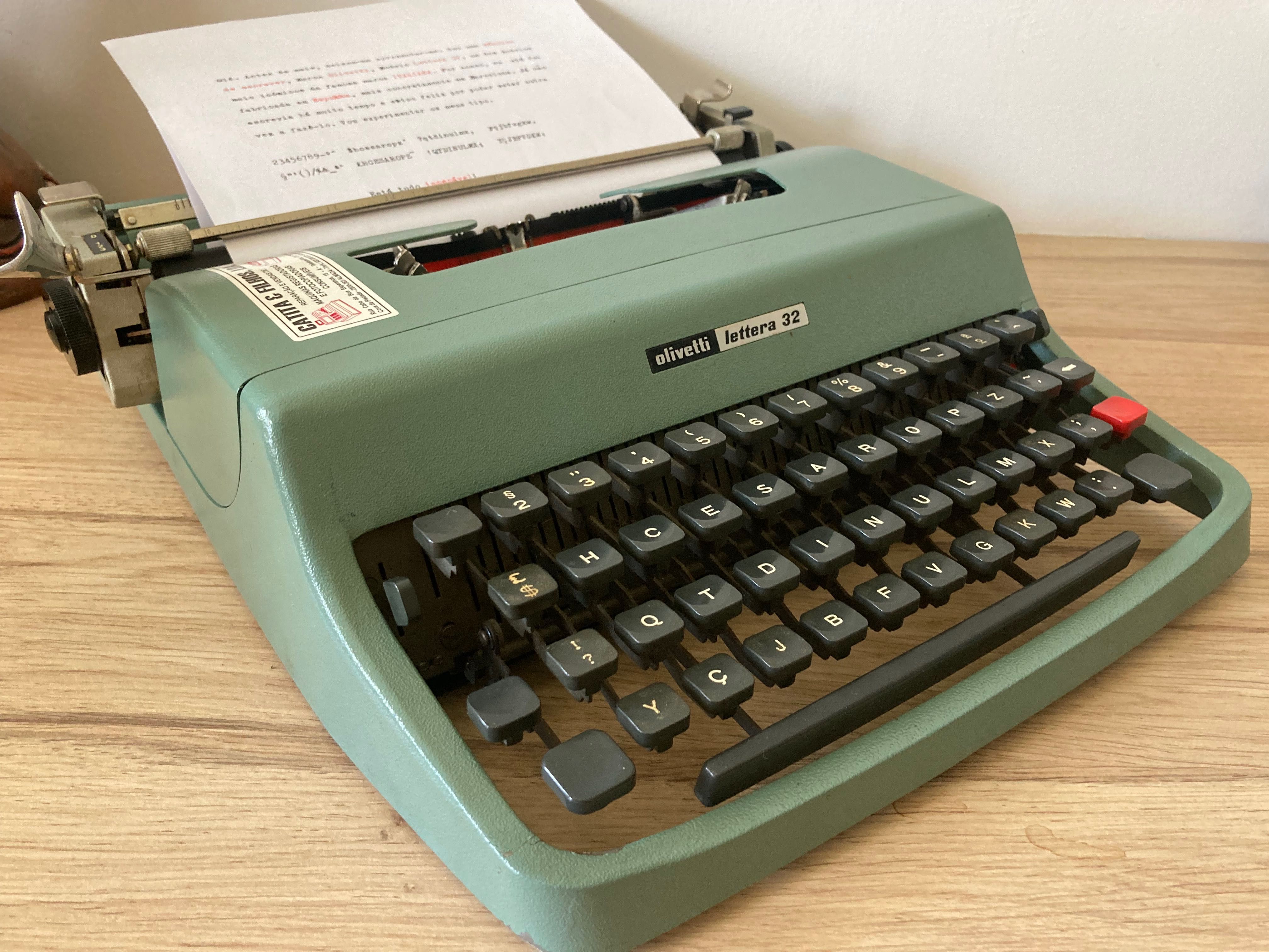 Máquina de escrever  ***  Olivetti Lettera 32