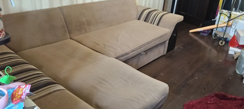 Диван угловой раскладной с баром и большим пуфом большой б/у