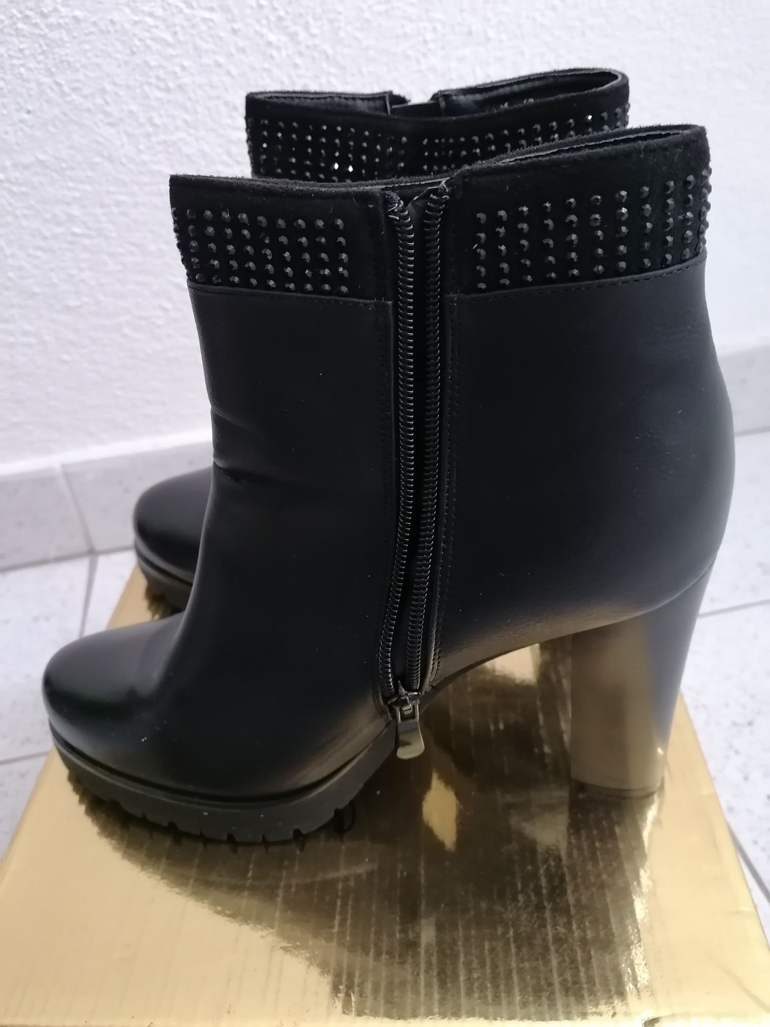 Bota com salto alto largo, brilhantes e fecho lateral - tamanho 40