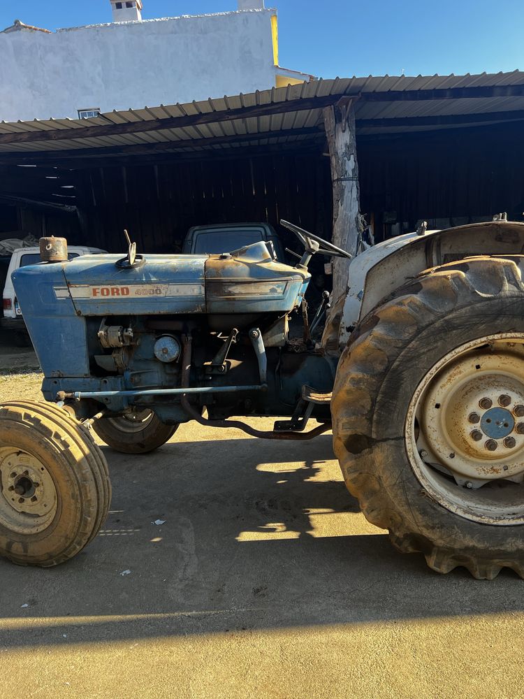 Ford 4000 com charrua