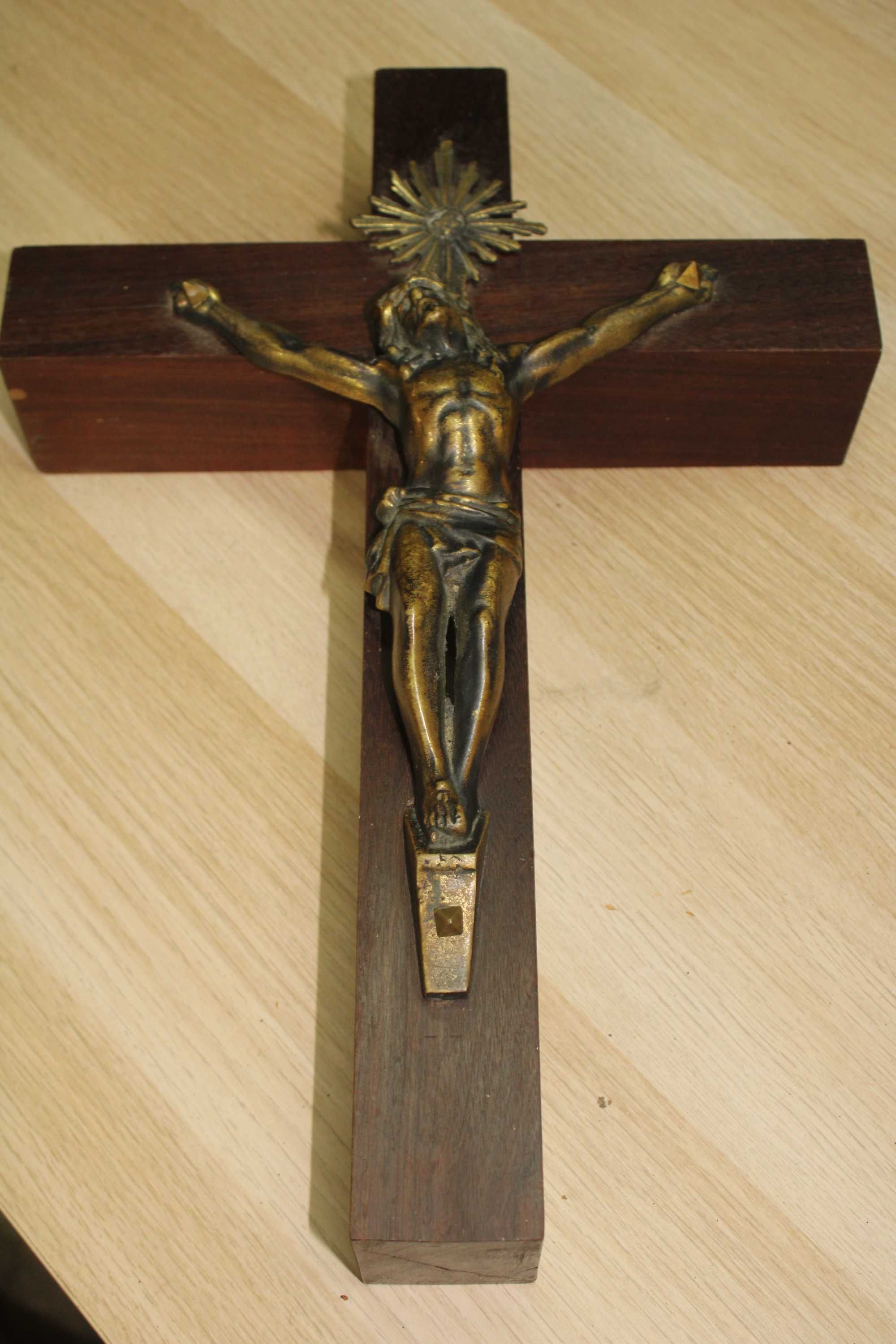 Crucifixo base em Madeira e Latão