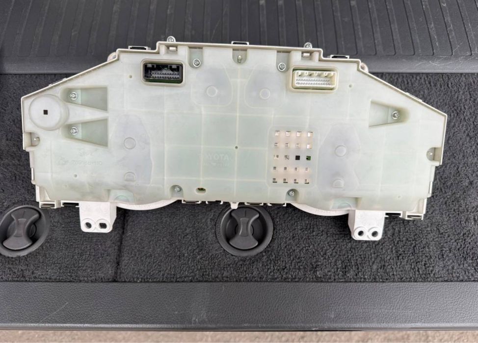 Приборная панель Toyota Land Cruiser 200 в идеальном состоянии