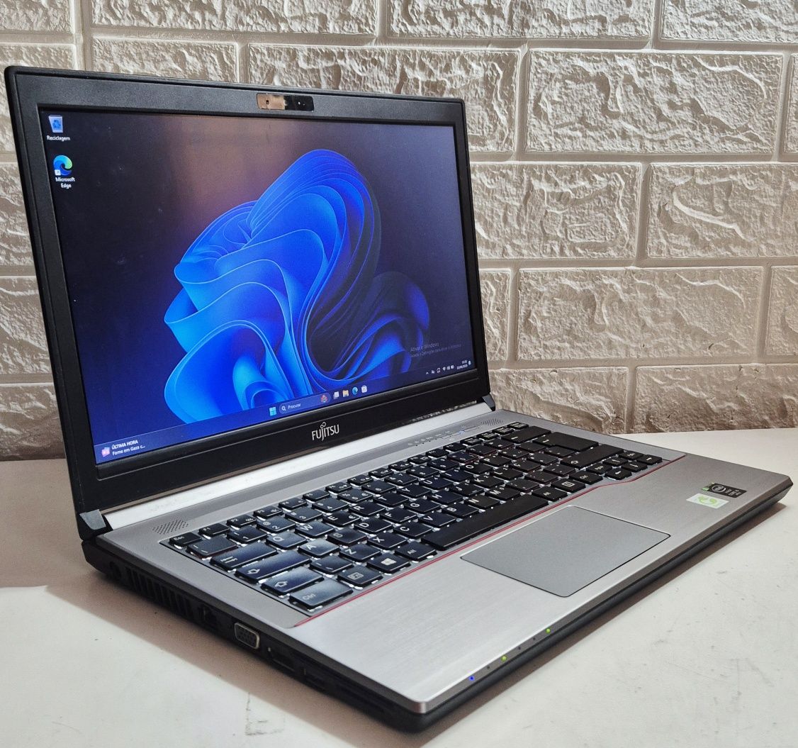 Fujitsu i5/ 8GB RAM/ SSD impecável