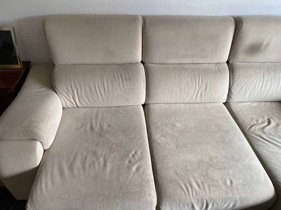Sofá bege em segunda mão com chaiselongue (apenas no lado esquerdo