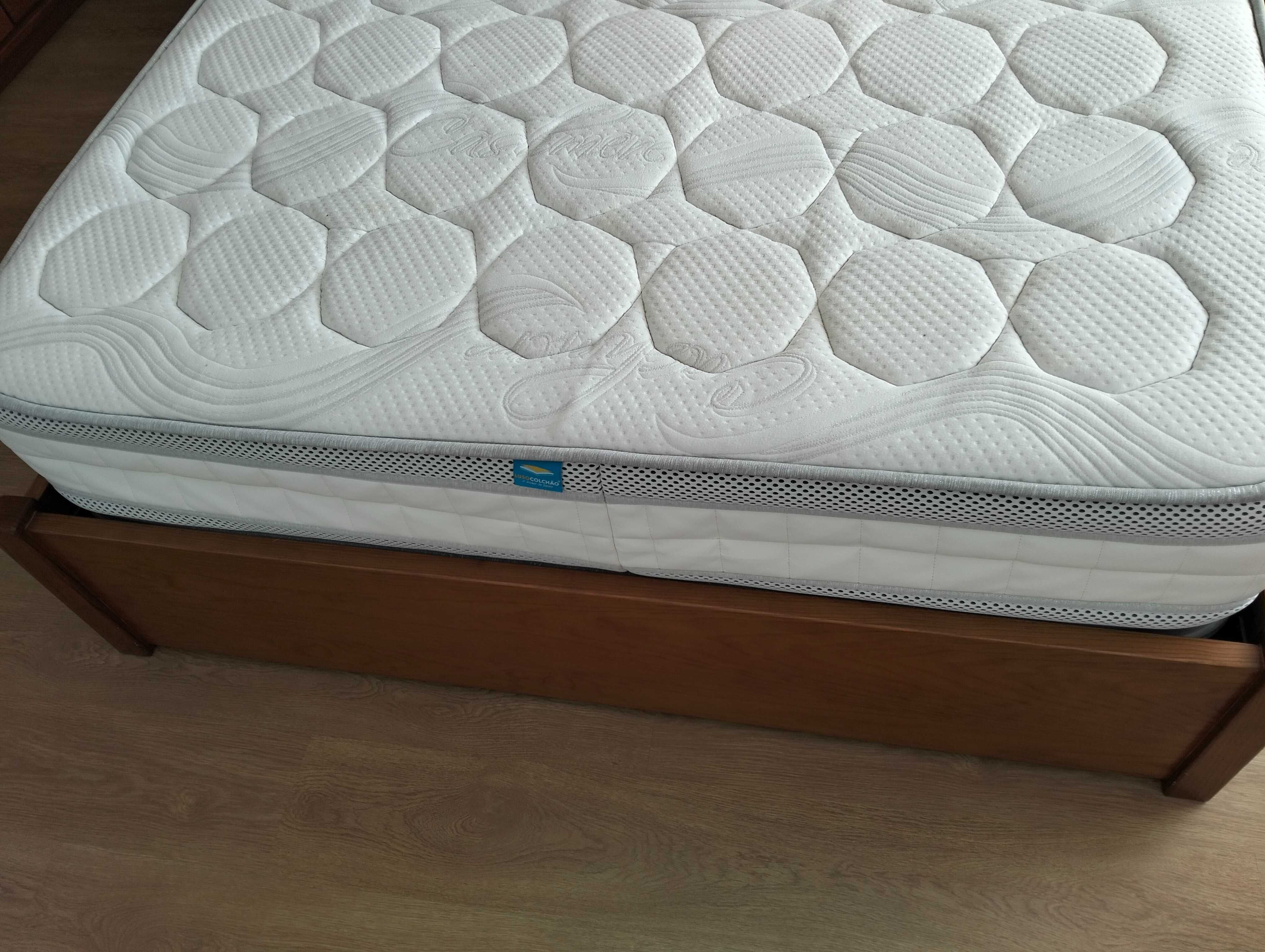 Cama de casal + colchão + 2 mesas de cabeceira