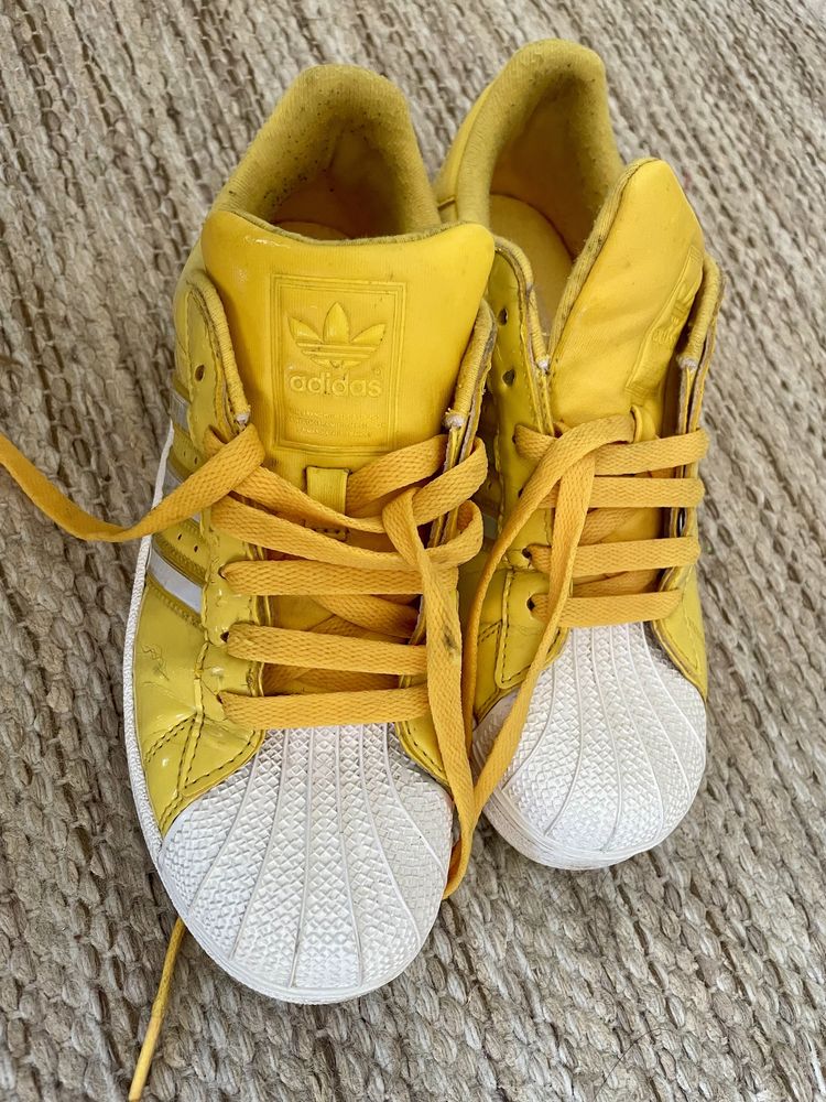 Sapatilhas adidas smith amarelas em bom estado