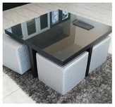 Mesa com  quatro bancos