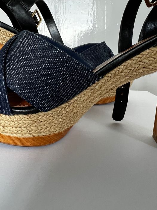 Oryginalne sandały z jeansu i juty na obcesie marki Charles & Keith