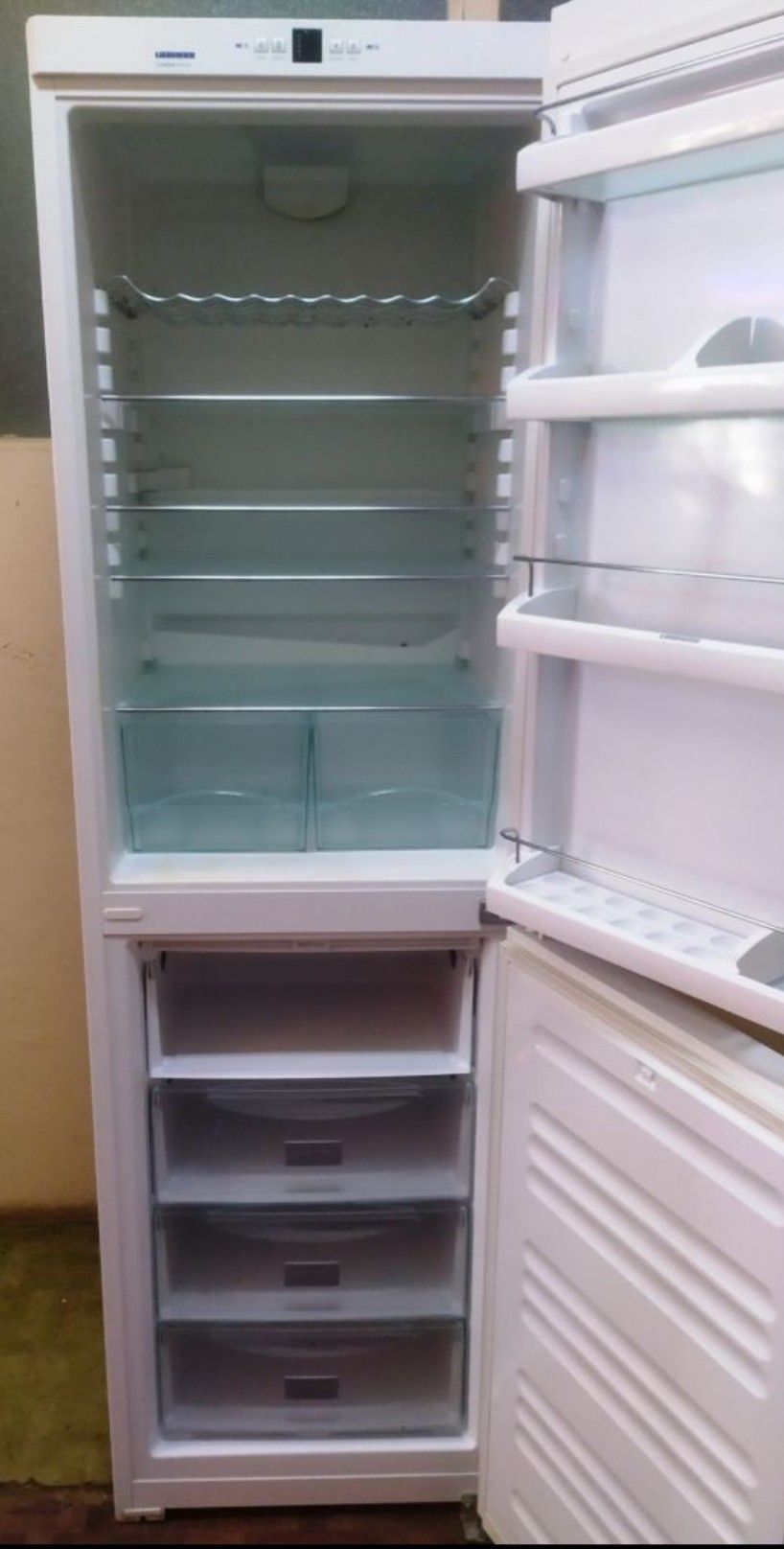 Высокий объемный холодильник из Германии Liebherr CUN 3933 Comfort
