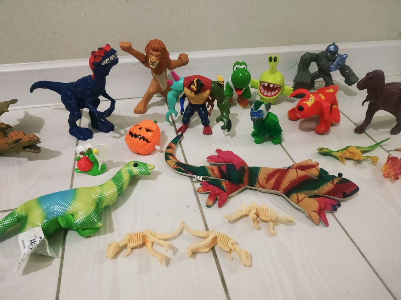 Різні ігрові фігурки динозаври і інші