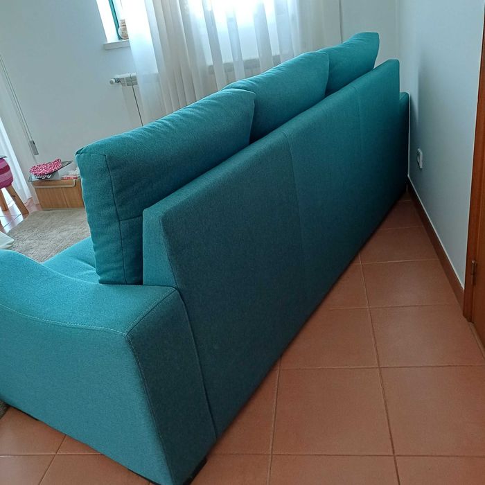 Sofá com 2, 20m por 0,80m, em muito bom estado.