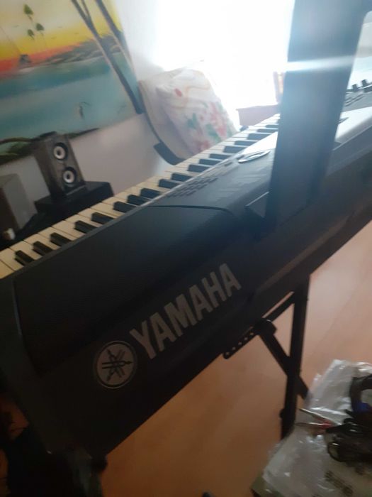 Teclado digital e moderna Yamaha PSR-E423