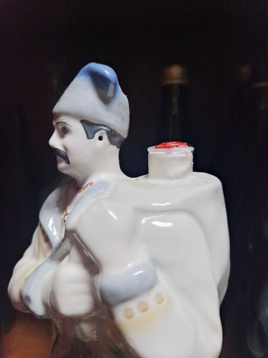 Garrafa antigade de porcelana, origem ucraniana