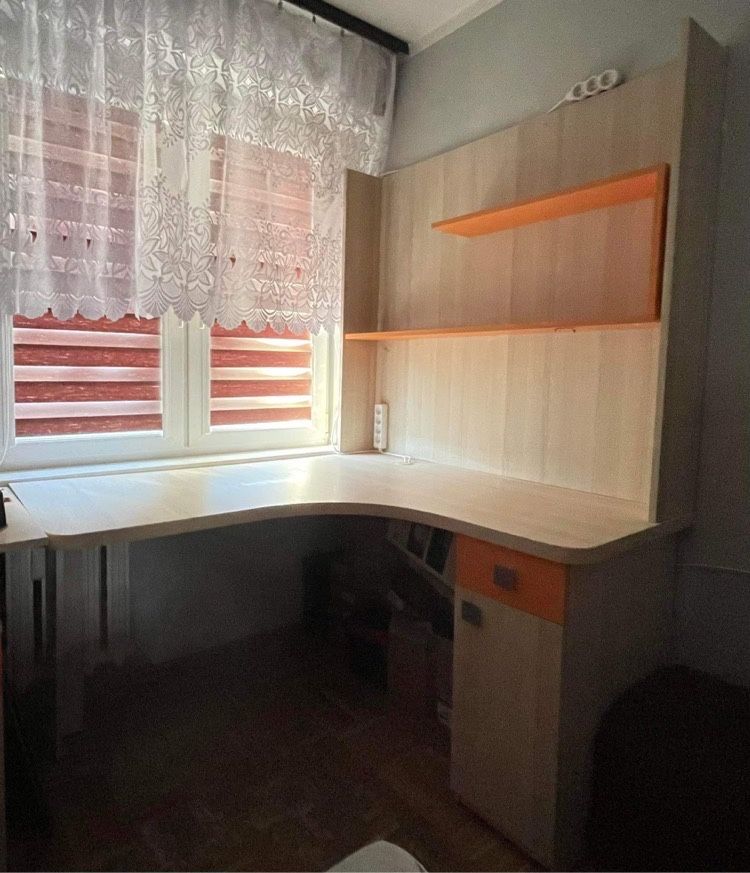 komplet mebli z biurkiem narożnym z nadstawką