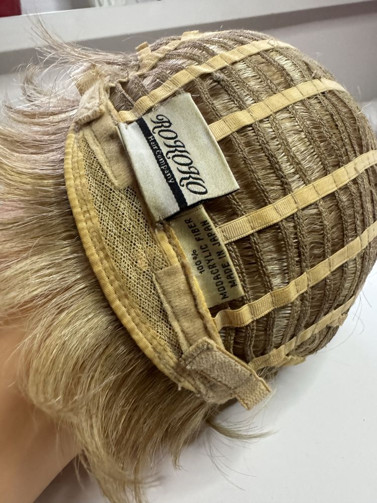 Peruka jasny blond krótka firma Rokoko