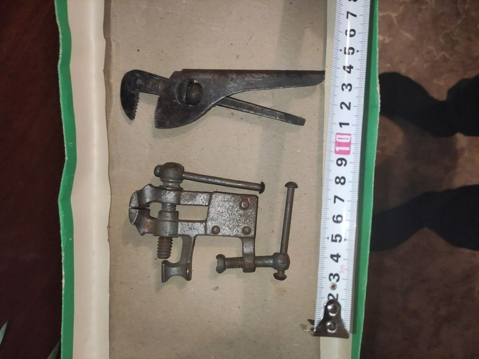 Тиски старинные малогабаритные и ретро разводной ключ