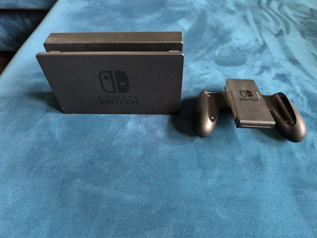 Nintendo Switch + 2 gry + etui + komplet akcesoriów – stan bdb