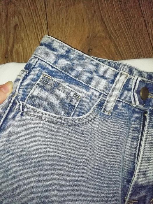 Блакитна джинсова спідниця з необробленим краєм