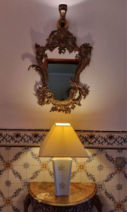 Credência/mesa/aparador vintage em latão maciço com tampo em mármore